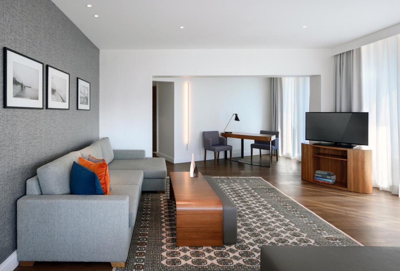 Makedonia Palace Thessalonique Extérieur photo A living room at the hotel